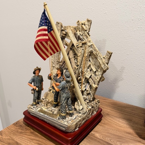 Vanmark Red Hats Of Courage “Image Of Hope” Music Box 9/11 Tribute Collectable - Picture 6 of 7